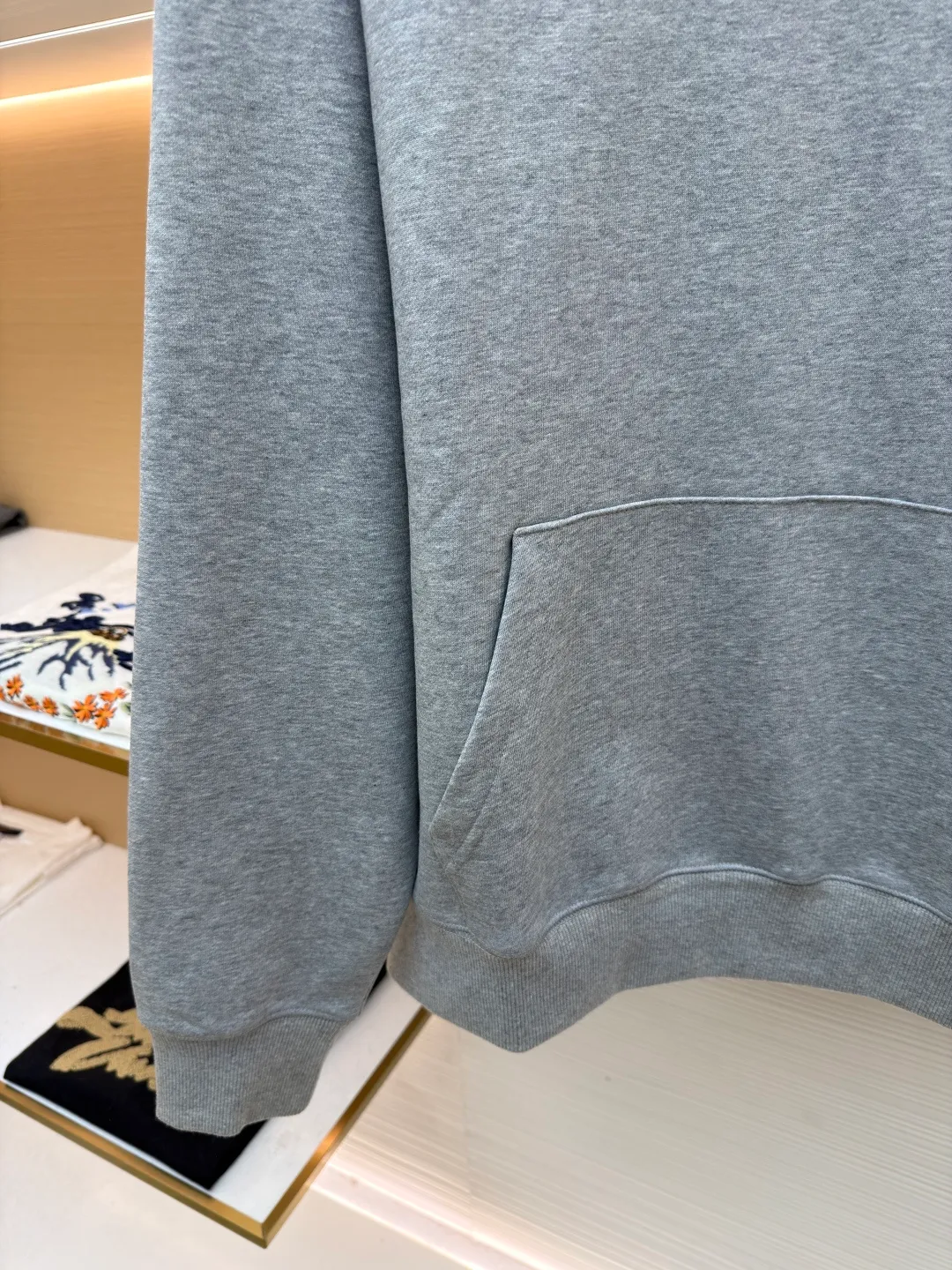 Chrome Hearts Vic custom-made leather sweatshirt ●Original version: Purchased and developed for 16999 ●Item number: 1681824-A75 ●Fabric: 100% cotton fleece fabric ●Technology: aged and oxidized ●Color: gray ●Type: loose version ●Weight: about 790g ●Size: S-M-L ●Description: The fabric is made of fleece 440g 100% cotton fleece material knitted back arm The skin is cut and cut using genuine sheepskin film, and the mold opening hardware is aged and oxidized. The overall wiring is straight and delicate, the fabric is comfortable and soft, and the color is consistent without color difference. It can be matched with the same style to create a fashionable look and control various occasions. Customized accessories, complete with three standards, same style for men and women!
